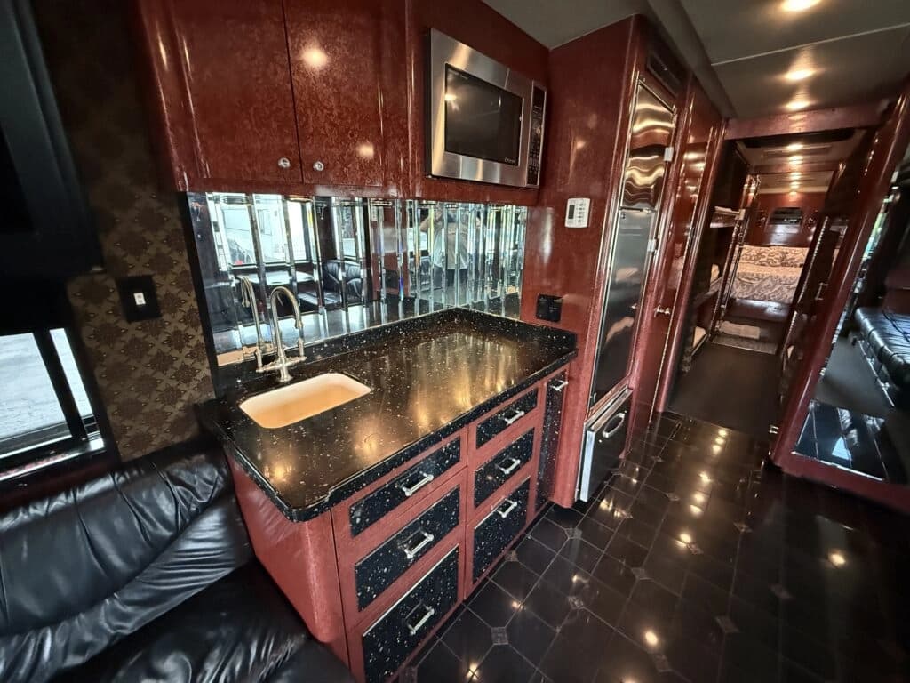 2007 Prevost XLII Entertainer Coach - Image 12