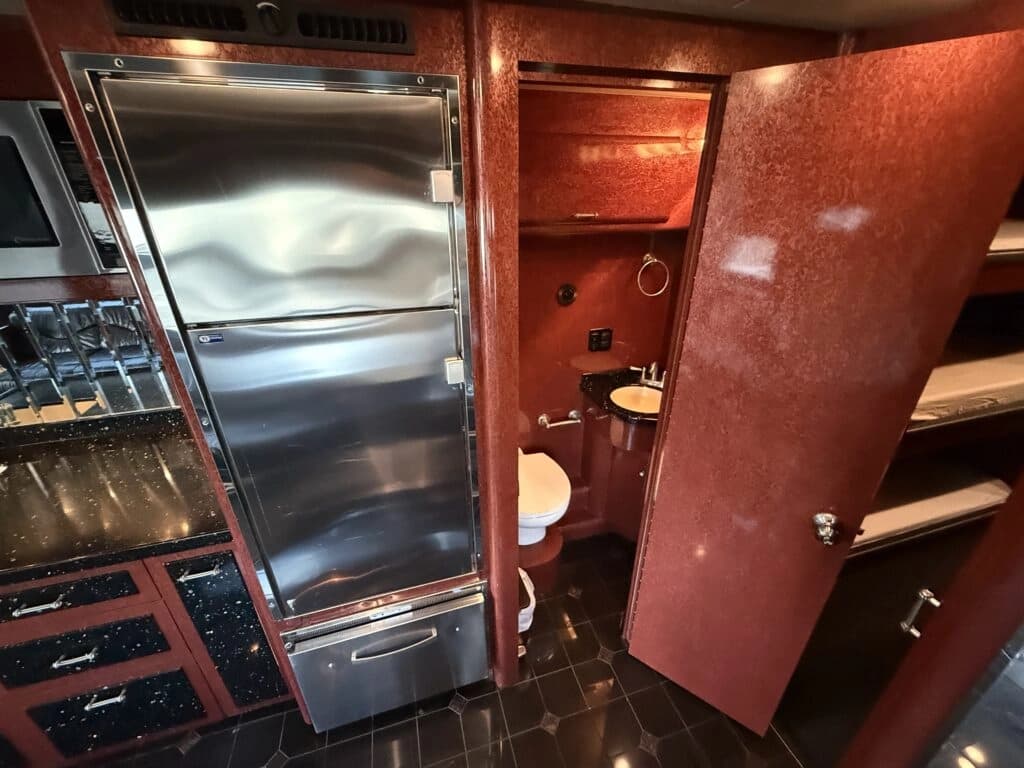 2007 Prevost XLII Entertainer Coach - Image 13