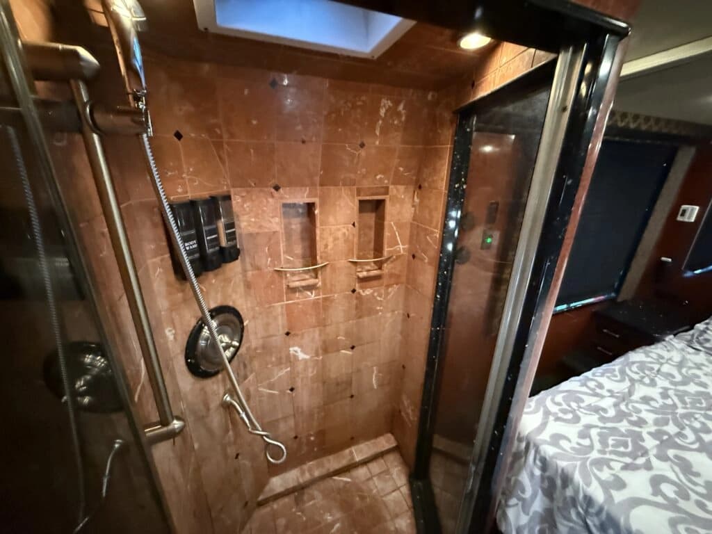2007 Prevost XLII Entertainer Coach - Image 17