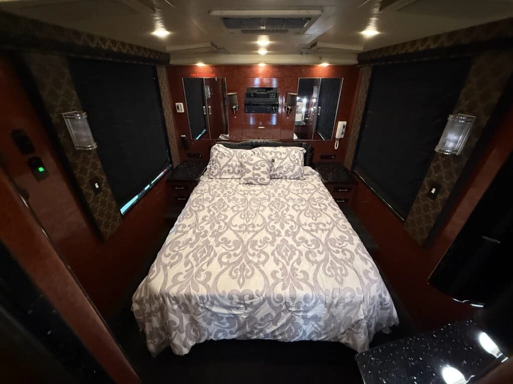 2007 Prevost XLII Entertainer Coach - Image 19