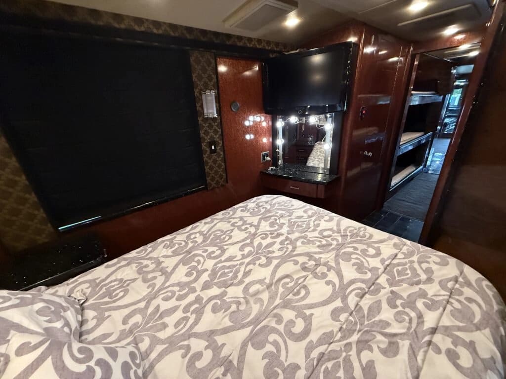 2007 Prevost XLII Entertainer Coach - Image 20