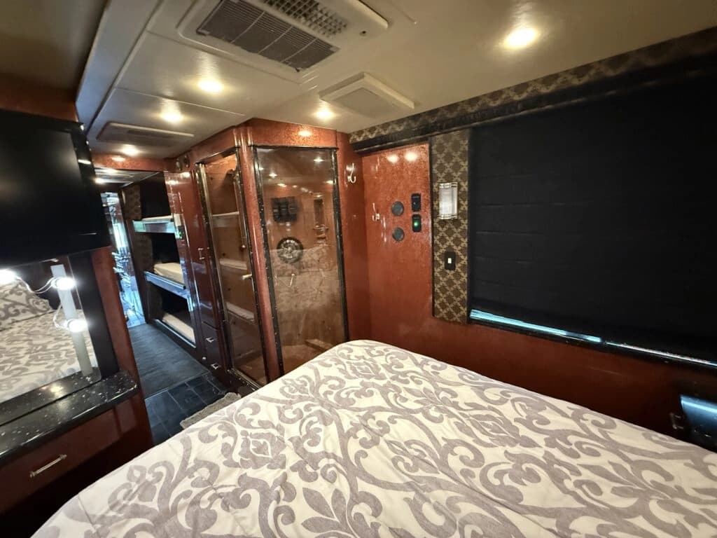 2007 Prevost XLII Entertainer Coach - Image 21