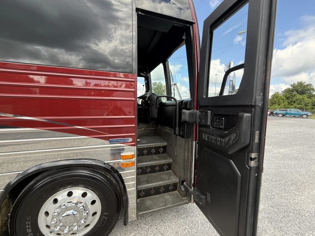 2007 Prevost XLII Entertainer Coach - Image 8