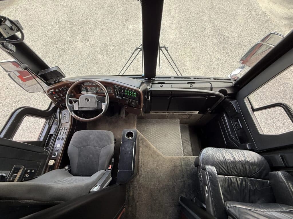 2007 Prevost XLII Entertainer Coach - Image 9