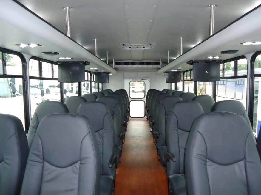 2016 Ford F550 Starcraft XL Shuttle Bus - Image 4