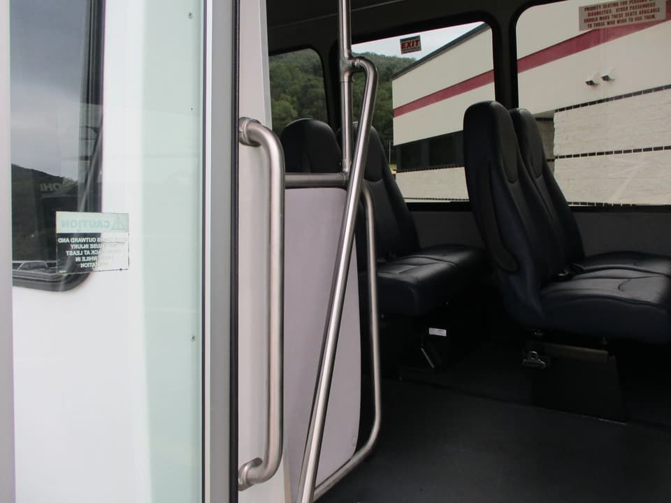 2017 Ford E350 Starcraft Shuttle Bus - Image 12