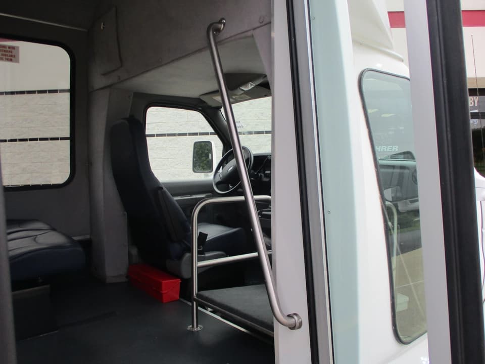 2017 Ford E350 Starcraft Shuttle Bus - Image 13