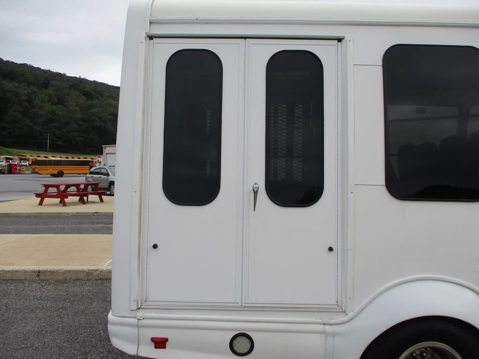 2017 Ford E350 Starcraft Shuttle Bus - Image 23