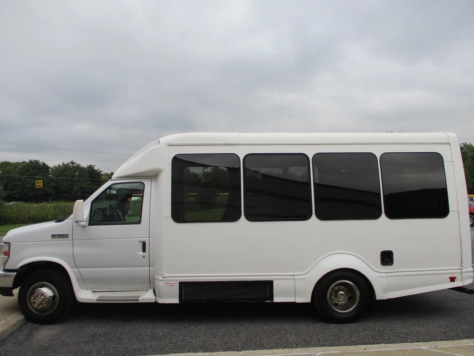 2017 Ford E350 Starcraft Shuttle Bus - Image 3