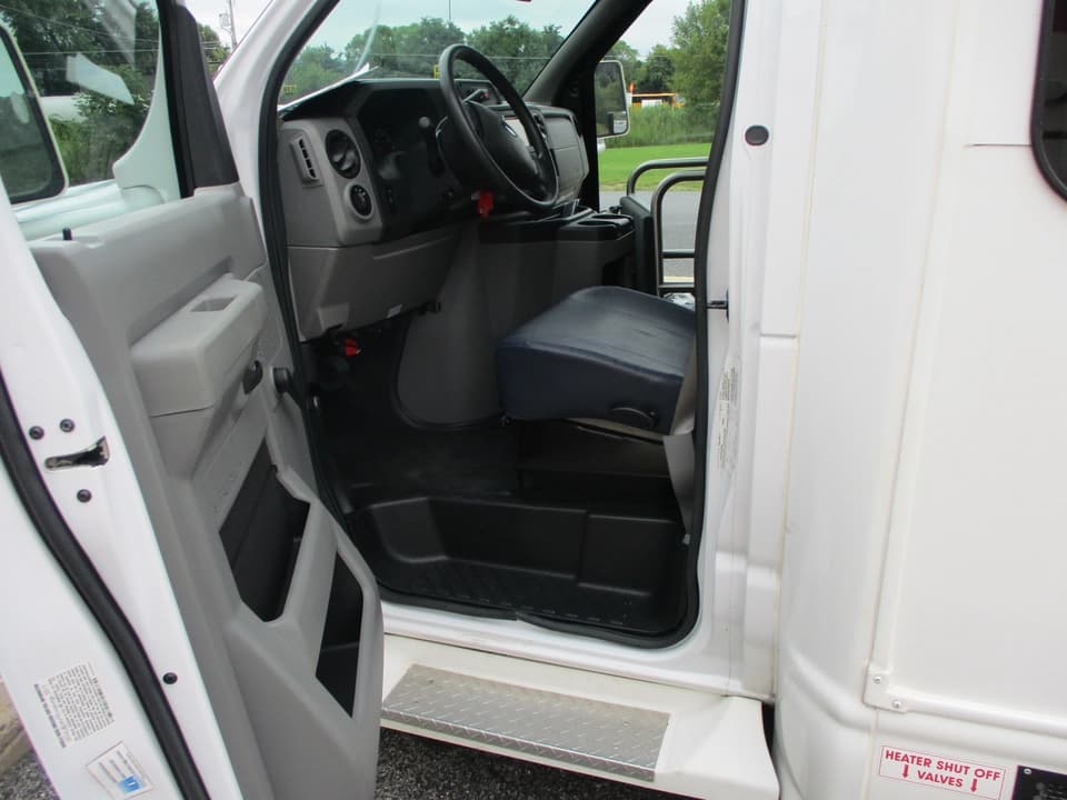 2017 Ford E350 Starcraft Shuttle Bus - Image 8