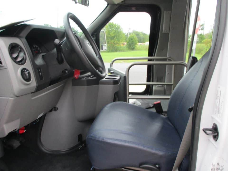 2017 Ford E350 Starcraft Shuttle Bus - Image 9