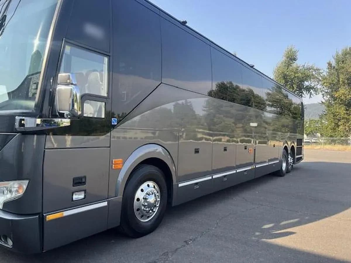 2019 Prevost H3-45 Coach Bus - Image 1