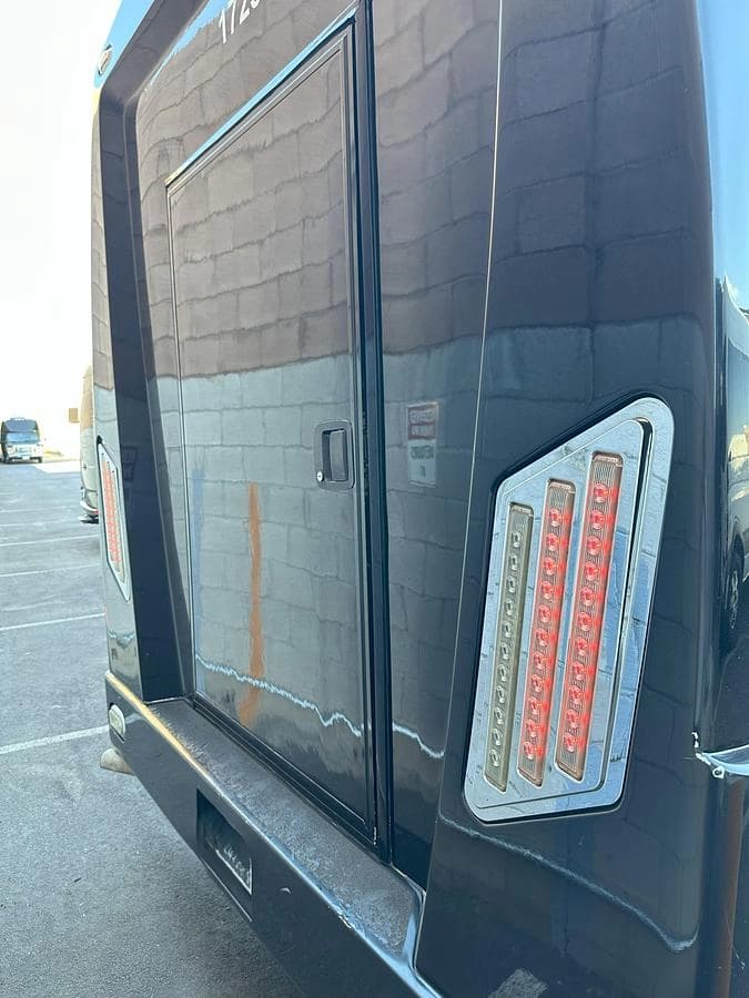 2016 Ford E450 Shuttle Bus - Image 6