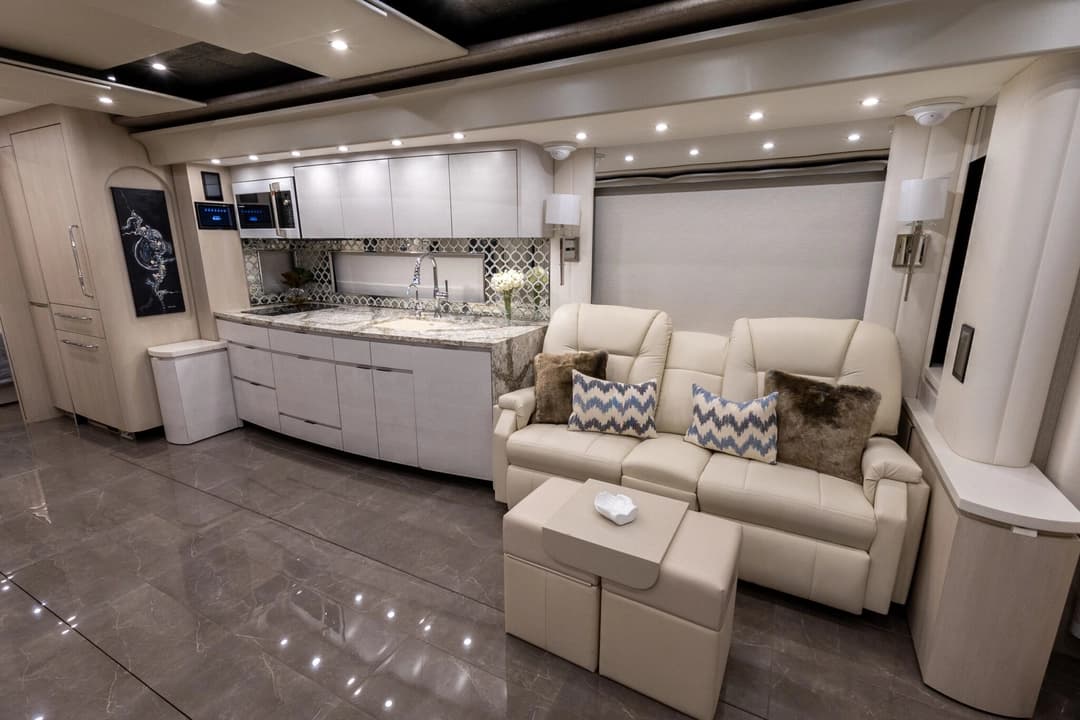2024 Newell P50 Edition Motorhome - Image 15