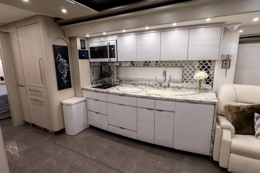 2024 Newell P50 Edition Motorhome - Image 16
