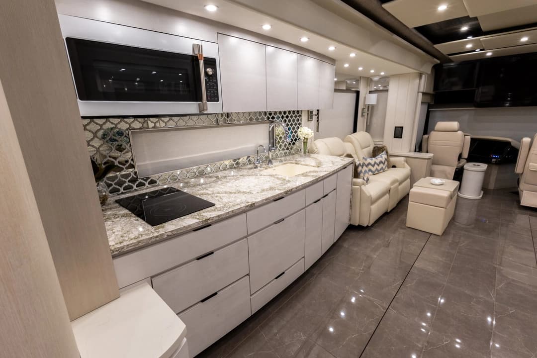 2024 Newell P50 Edition Motorhome - Image 18