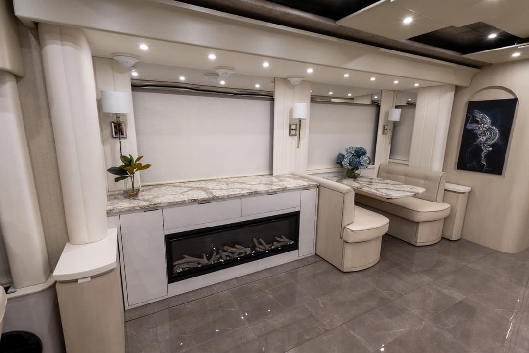 2024 Newell P50 Edition Motorhome - Image 19