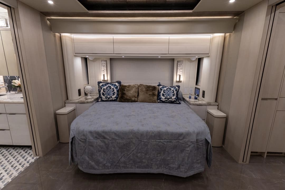 2024 Newell P50 Edition Motorhome - Image 25