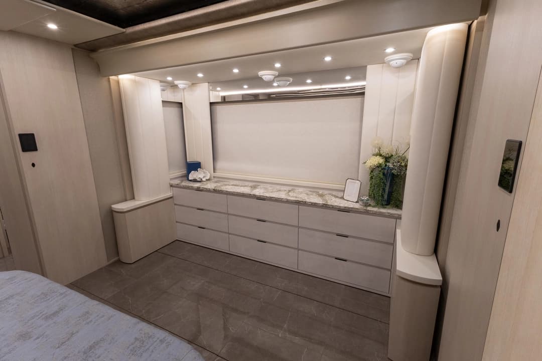 2024 Newell P50 Edition Motorhome - Image 27