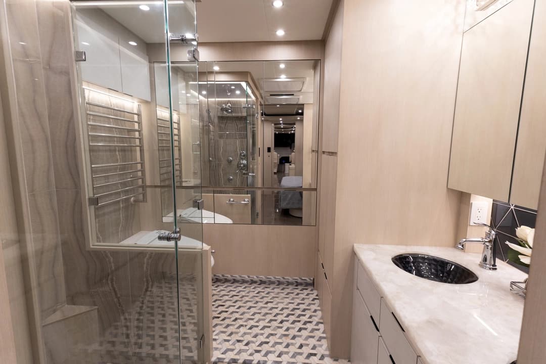 2024 Newell P50 Edition Motorhome - Image 28