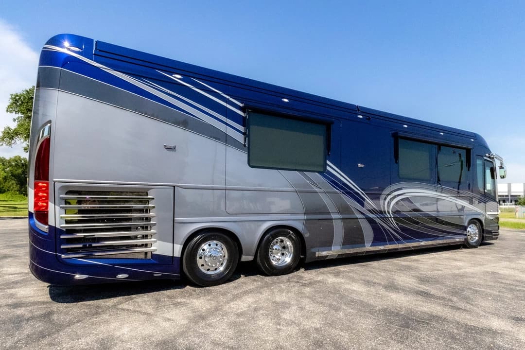 2024 Newell P50 Edition Motorhome - Image 4