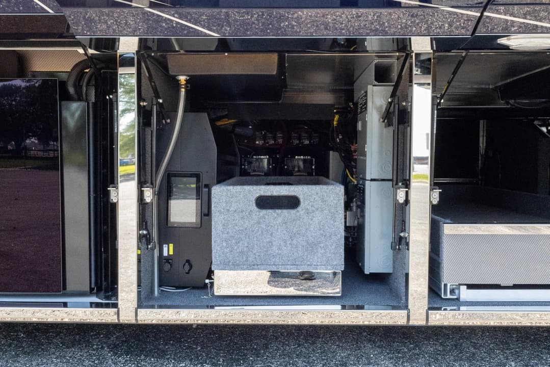 2024 Newell P50 Edition Motorhome - Image 38