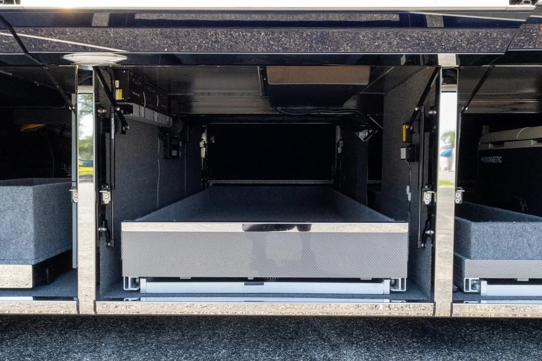 2024 Newell P50 Edition Motorhome - Image 39