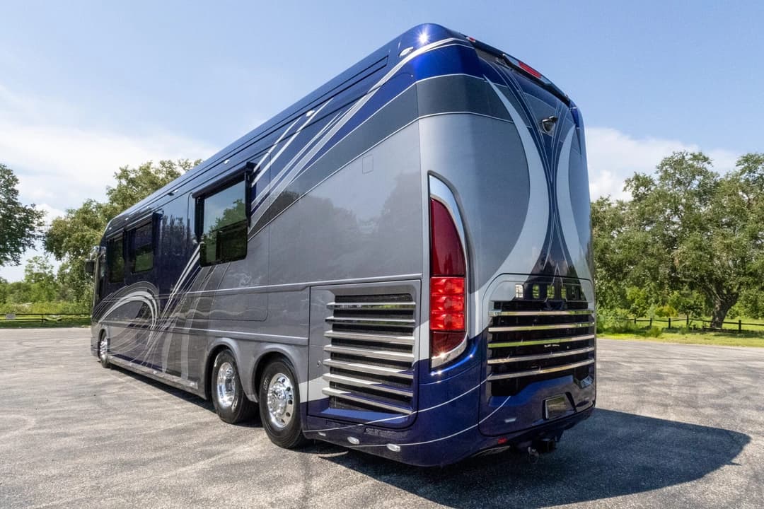 2024 Newell P50 Edition Motorhome - Image 7