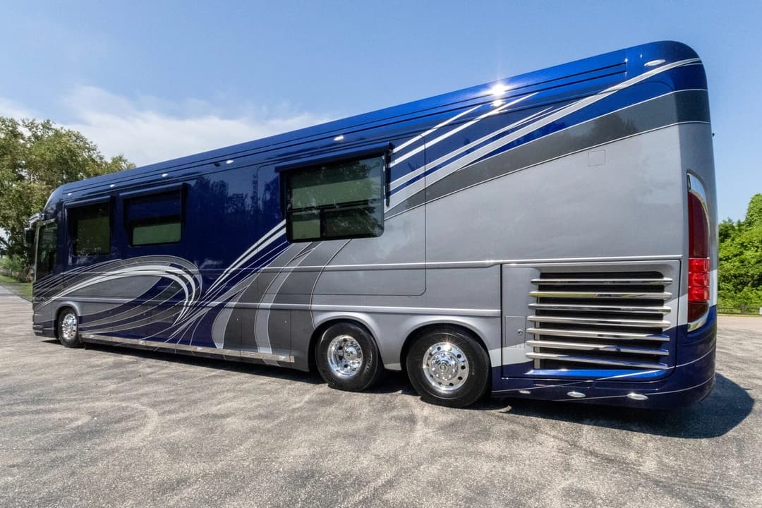 2024 Newell P50 Edition Motorhome - Image 8