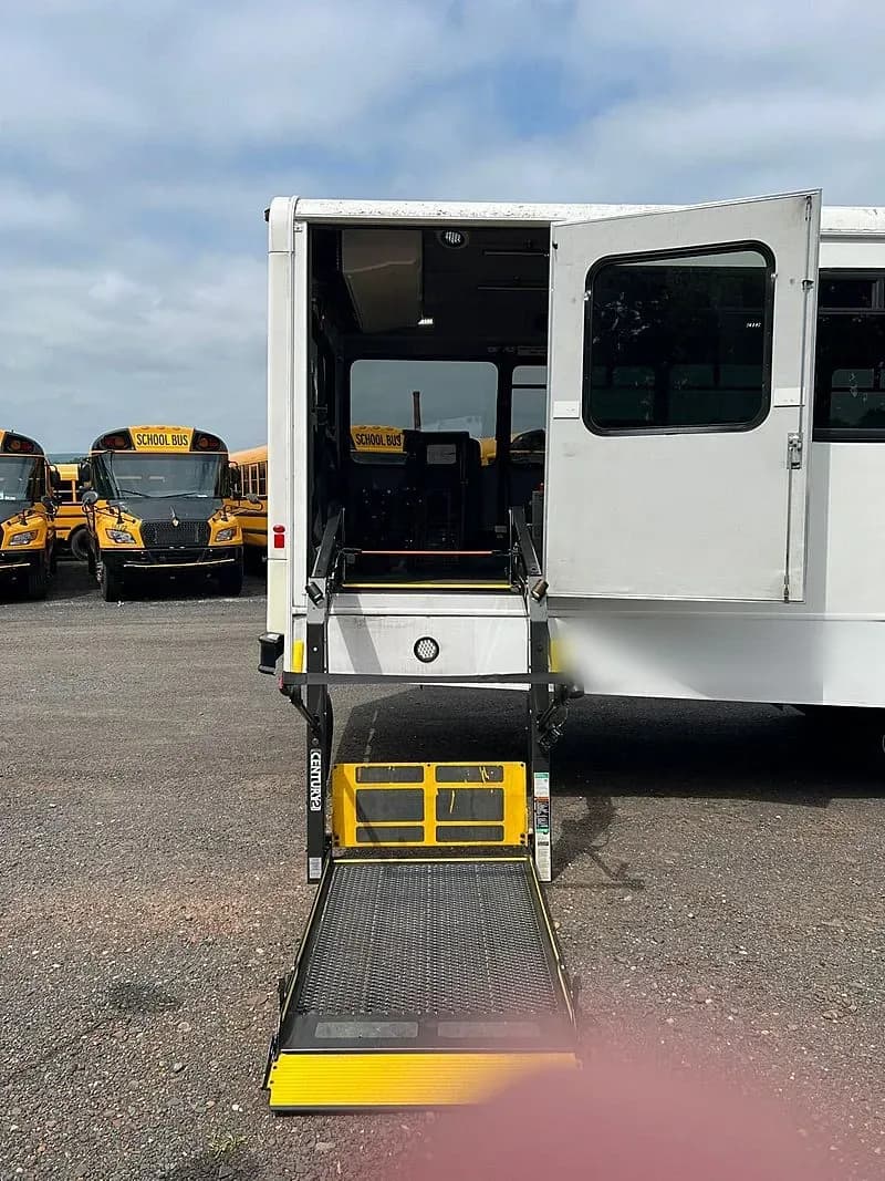 2013 Ford F650 Shuttle Bus - Image 10