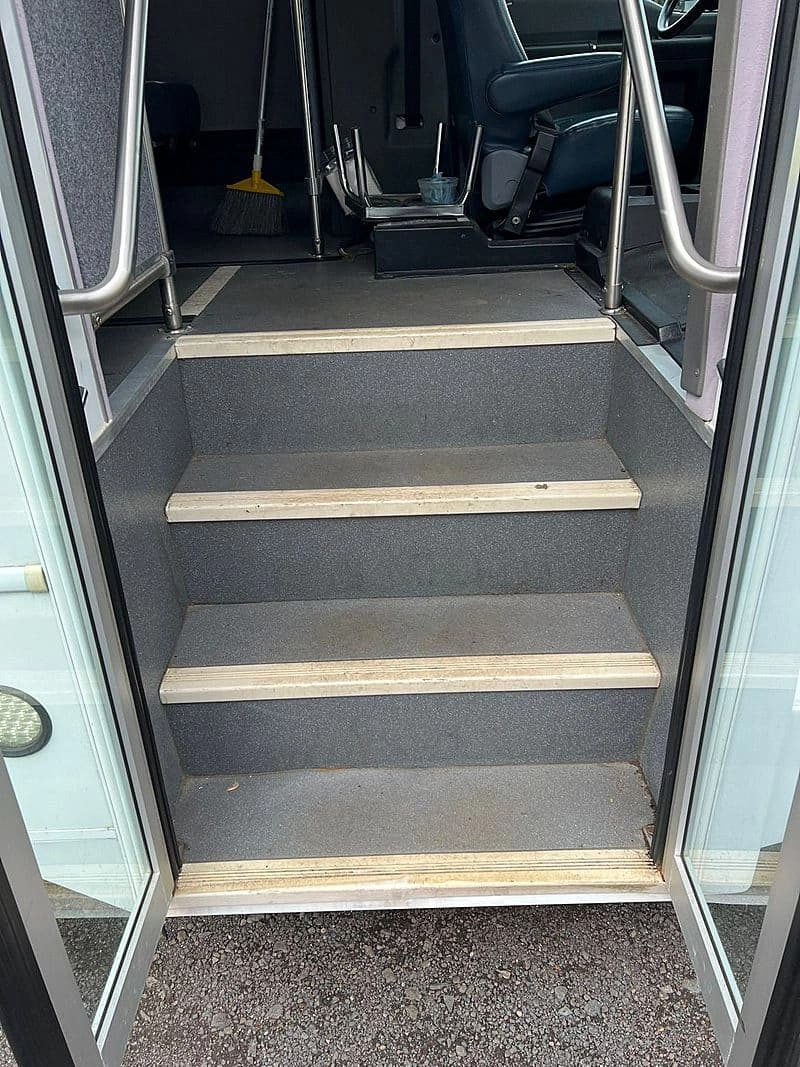 2013 Ford F650 Shuttle Bus - Image 11