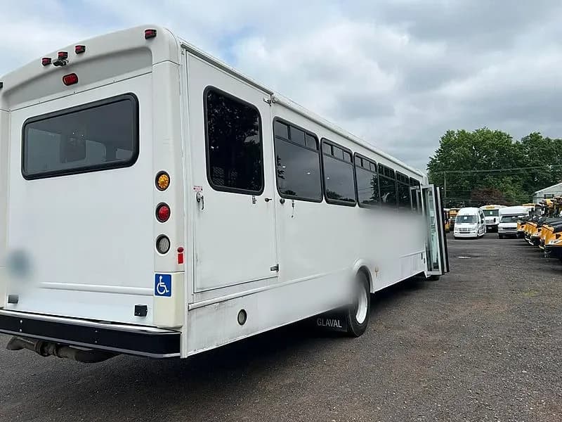 2013 Ford F650 Shuttle Bus - Image 3