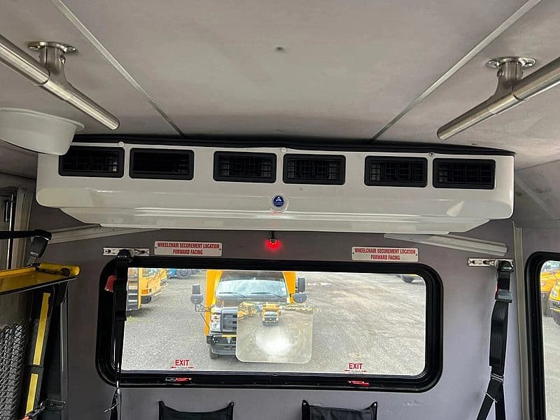 2013 Ford F650 Shuttle Bus - Image 13