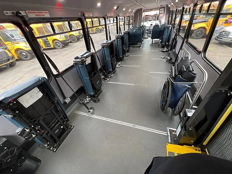 2013 Ford F650 Shuttle Bus - Image 14