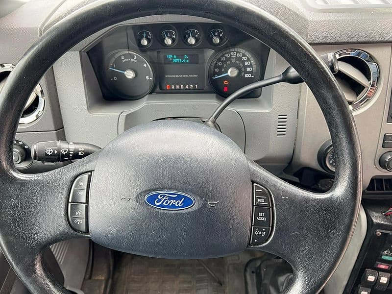 2013 Ford F650 Shuttle Bus - Image 4