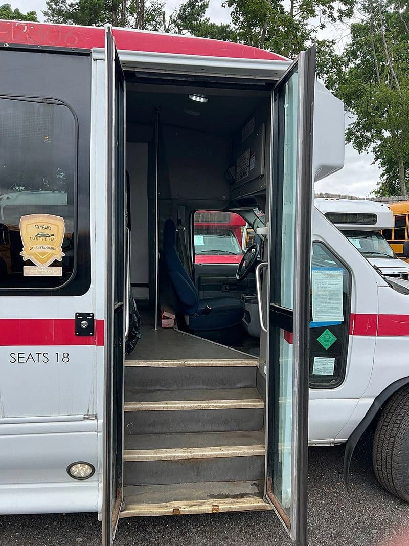 2013 Turtletop Odyssey Shuttle Bus - Image 15