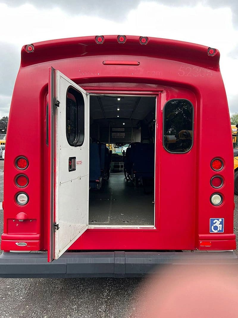 2013 Turtletop Odyssey Shuttle Bus - Image 13