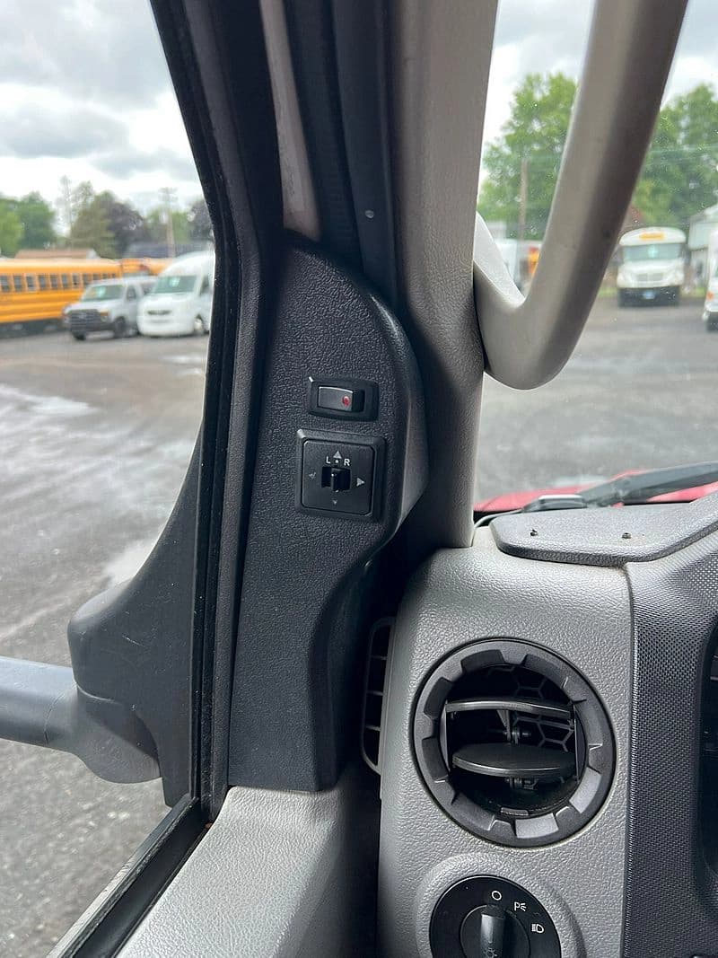 2013 Turtletop Odyssey Shuttle Bus - Image 29