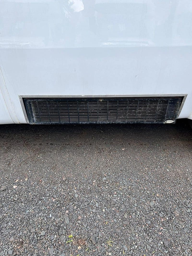 2016 Diamond Coach VIP 2200 ADA Shuttle Bus - Image 8