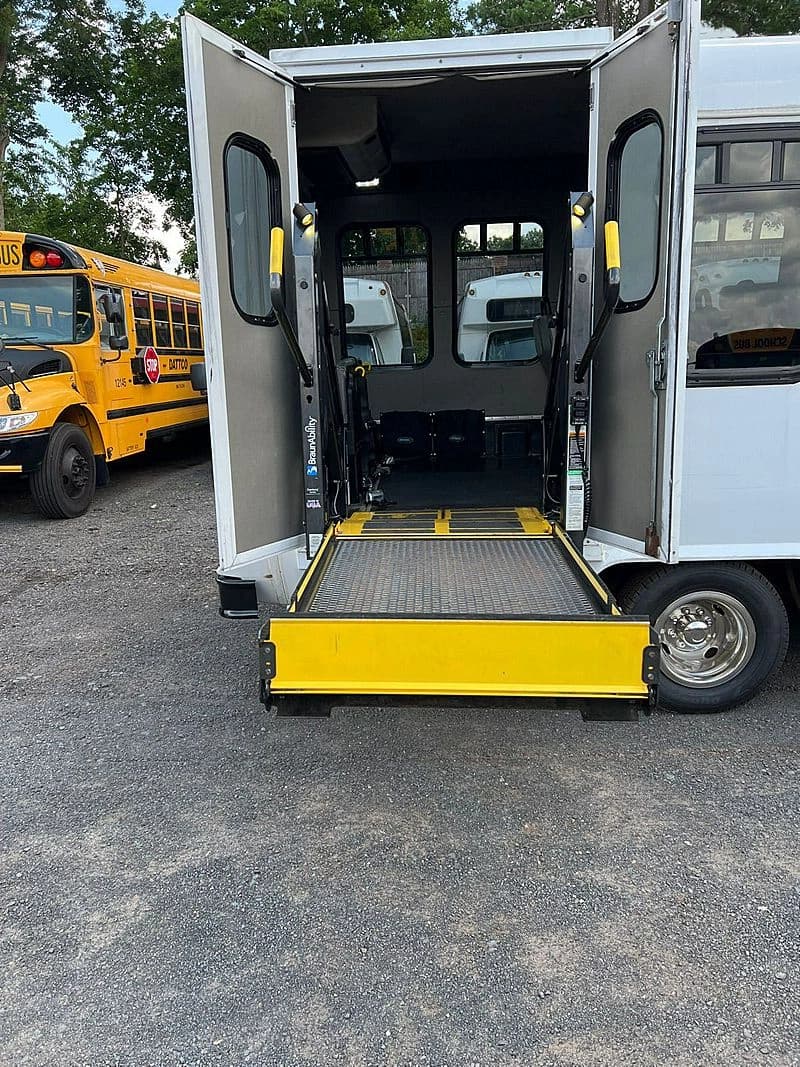 2016 Diamond Coach VIP 2200 ADA Shuttle Bus - Image 14