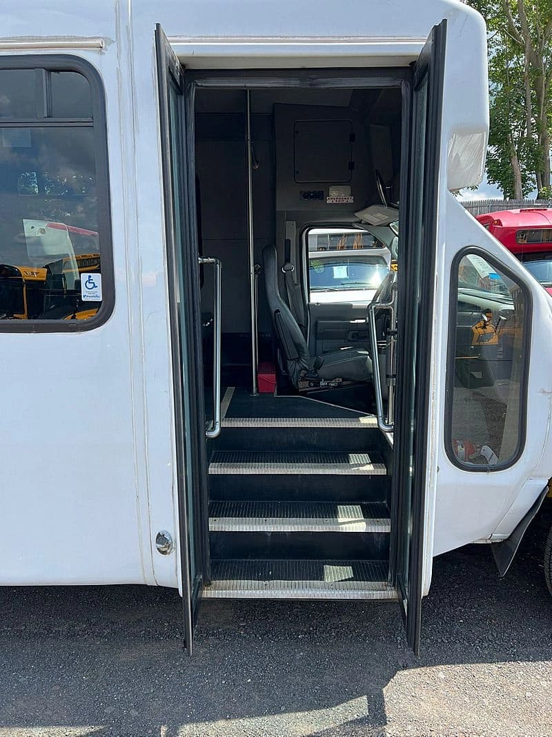 2016 Diamond Coach VIP 2200 ADA Shuttle Bus - Image 19
