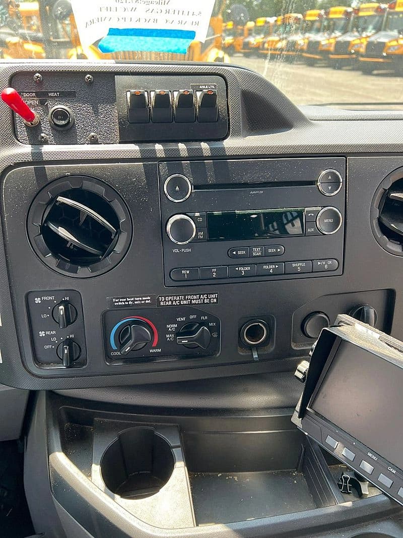 2016 Diamond Coach VIP 2200 ADA Shuttle Bus - Image 32