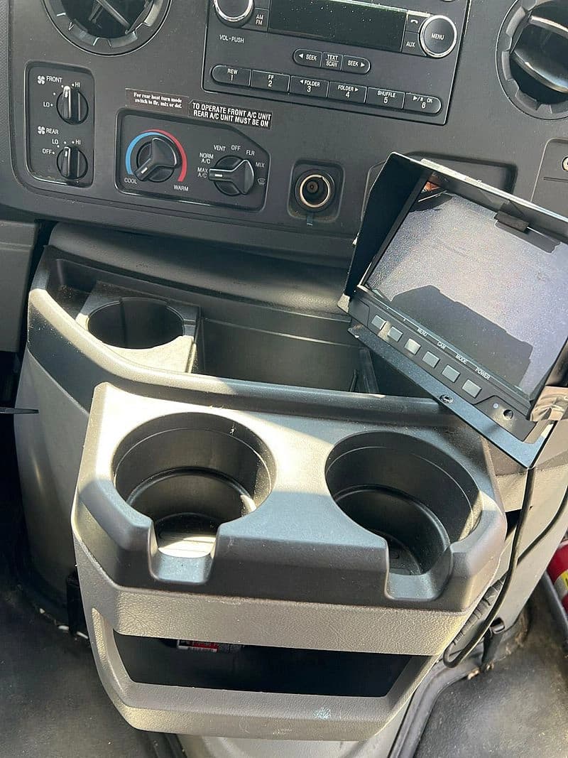 2016 Diamond Coach VIP 2200 ADA Shuttle Bus - Image 34