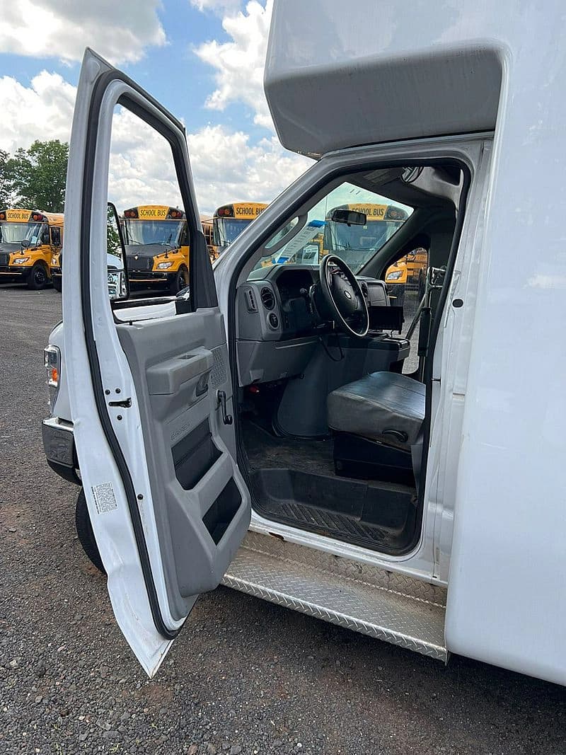 2016 Diamond Coach VIP 2200 ADA Shuttle Bus - Image 6