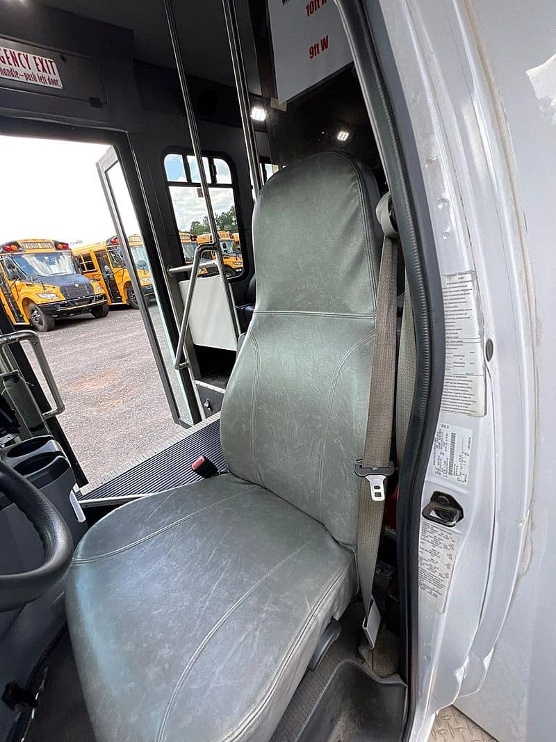 2016 Diamond Coach VIP 2200 ADA Shuttle Bus - Image 7