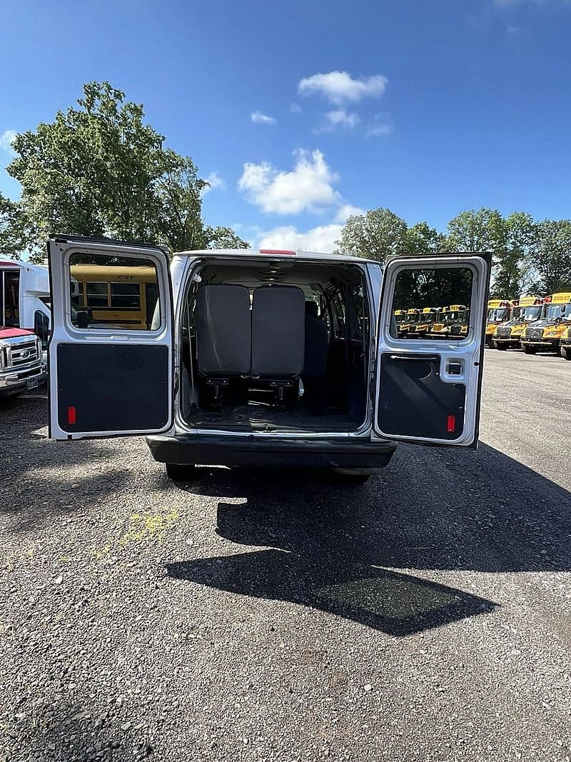2013 Ford E350 Passenger Van - Image 10