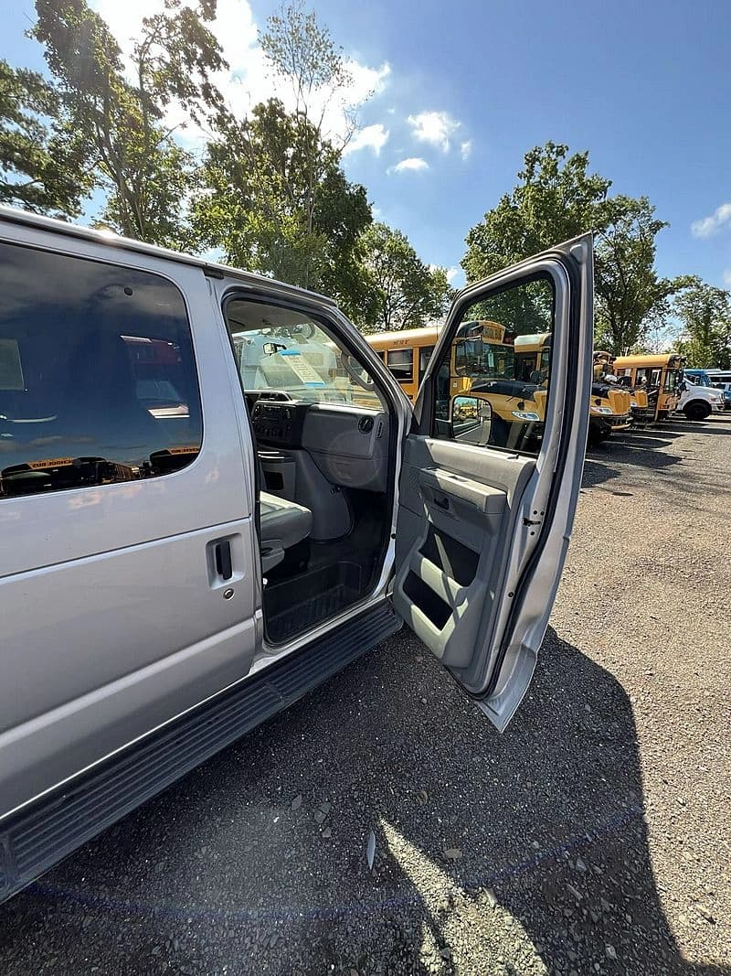 2013 Ford E350 Passenger Van - Image 13