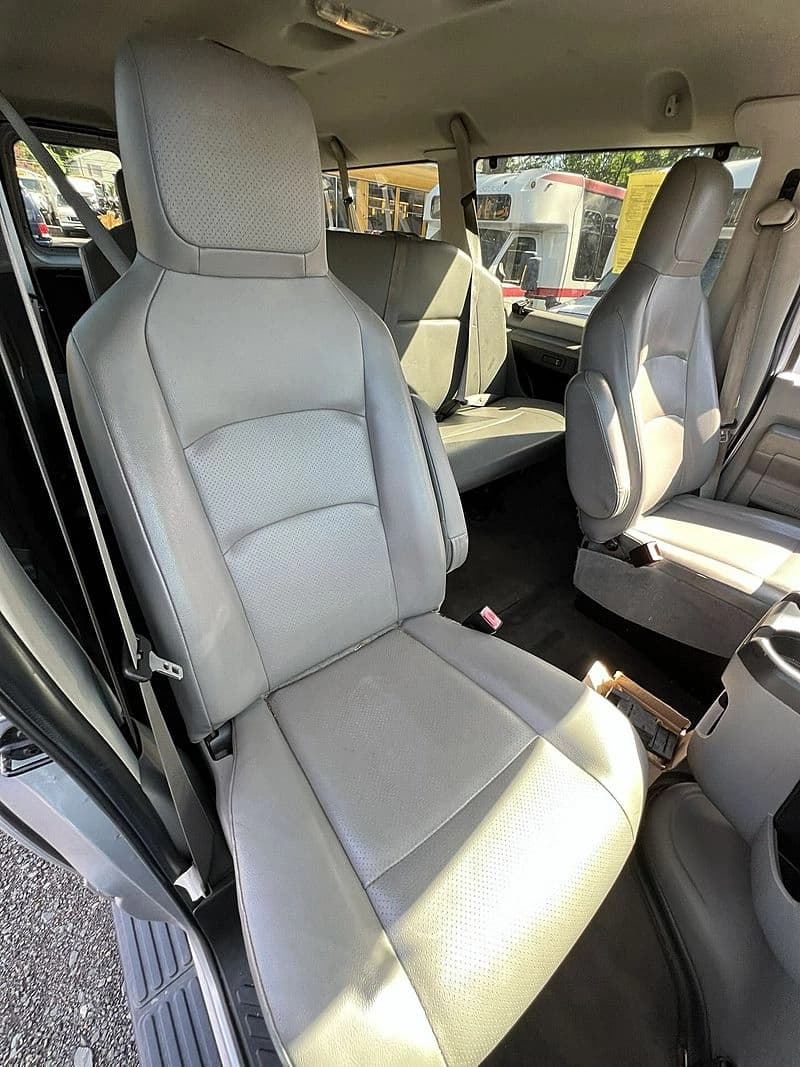 2013 Ford E350 Passenger Van - Image 14