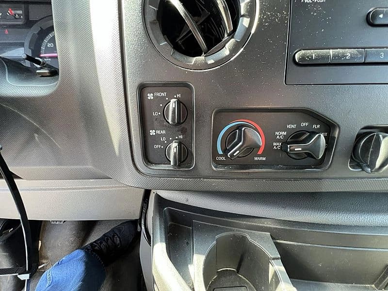 2013 Ford E350 Passenger Van - Image 17