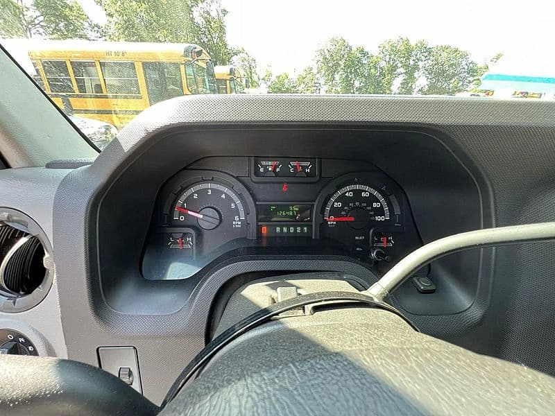 2013 Ford E350 Passenger Van - Image 18